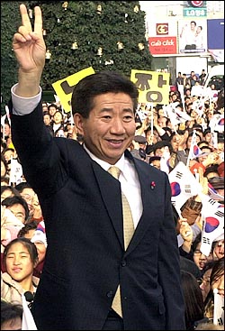 2002년 12월 18일, 서울 미아동에서 마지막 유세를 펼치고 있는 노무현 후보.